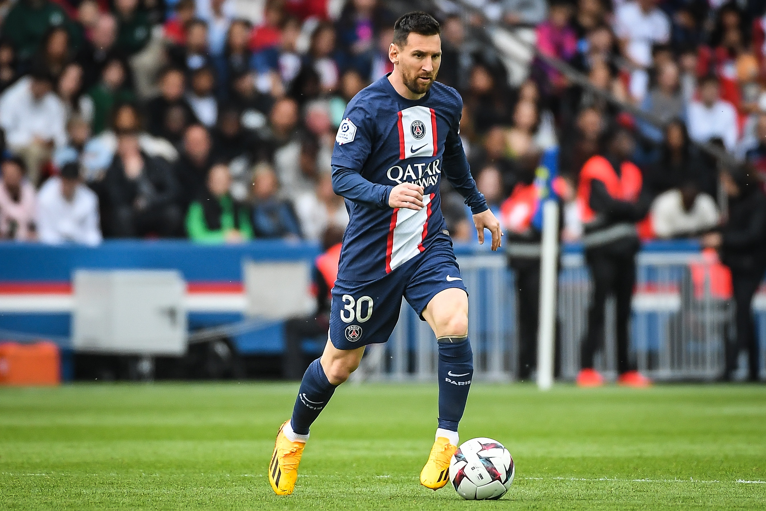 梅西展现超凡能力，助巴黎晋级八强